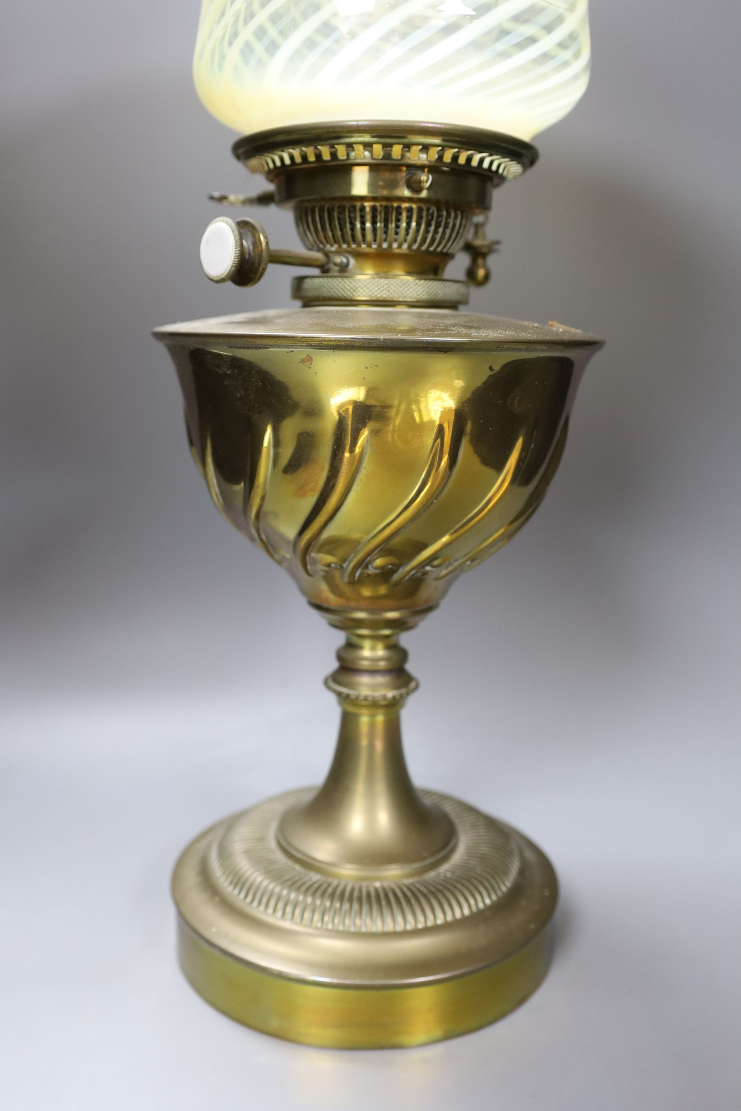 An oil lamp with vaseline glass shade - 56cm tall